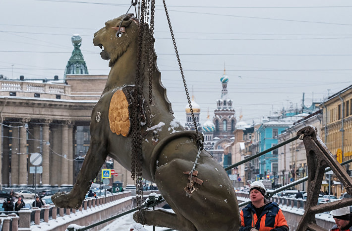 Знаменитые скульптуры крылатых львов в Петербурге отправляются на реставрацию
