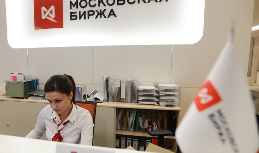 Рынок акций РФ снизился на слабой нефти и волатильном рубле