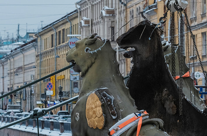 Монеты и записки с пожеланиями нашли в скульптурах крылатых львов в Петербурге