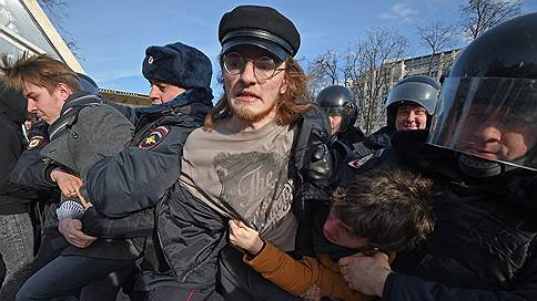Полиция задержала десятки людей