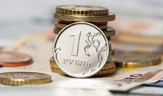 Рубль днем перешел к незначительному снижению к доллару и евро