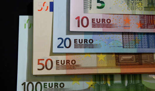Официальный курс евро на выходные и понедельник снизился до 63,65 руб