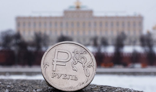 Рубль в начале дня снижался к доллару и рос к евро