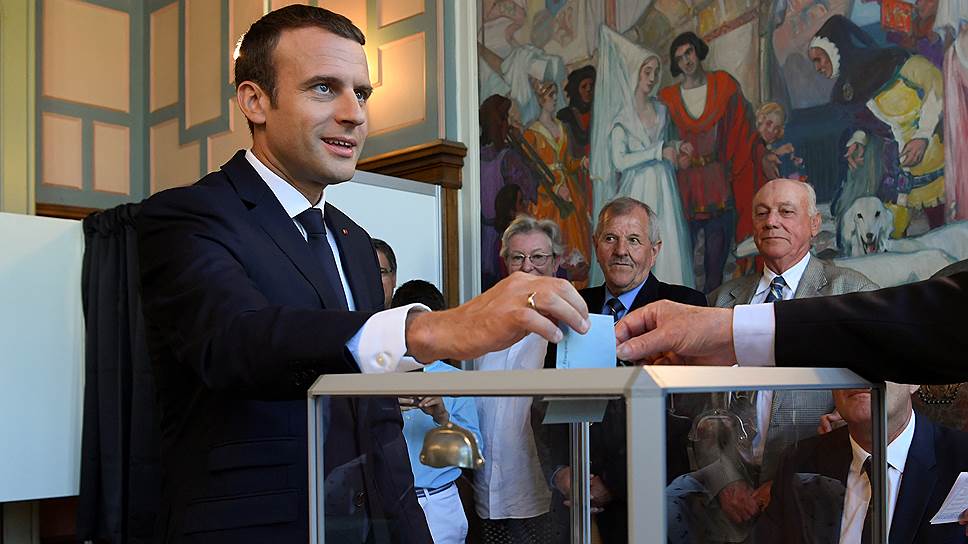 Сторонники президента Франции получили большинство мест в парламенте