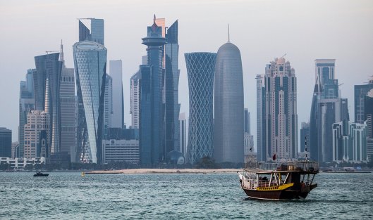 Курс катарского риала упал до рекордно низкого за 11 лет