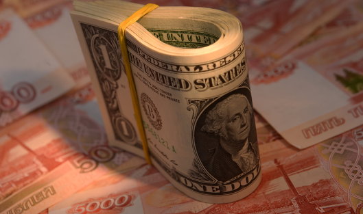 Средневзвешенный курс доллара снизился до 56,91 рубля