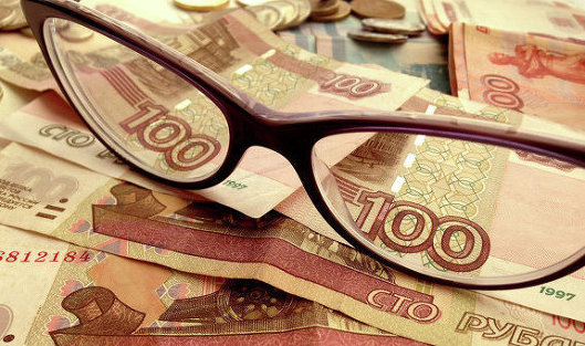 Рубль в начале дня слабо меняется к доллару и евро