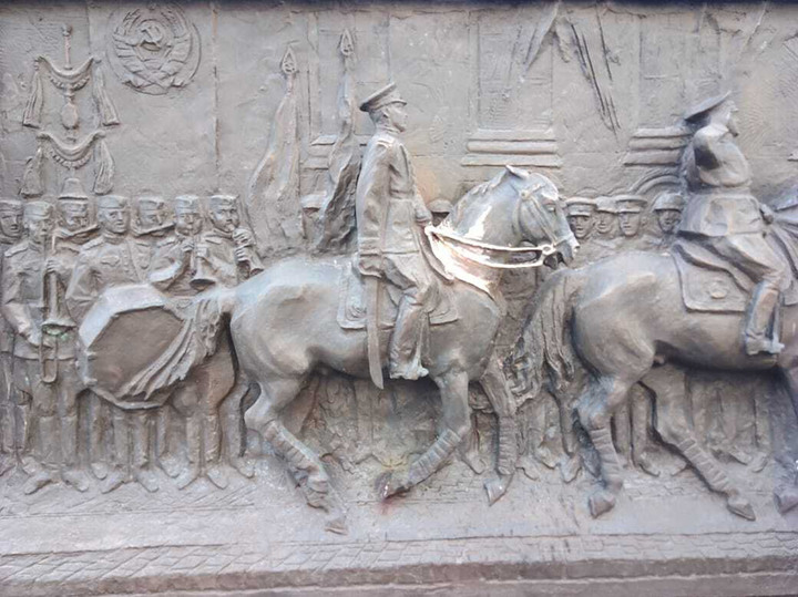 Скульптор восстановил голову бронзового коня маршала Рокоссовского - МК