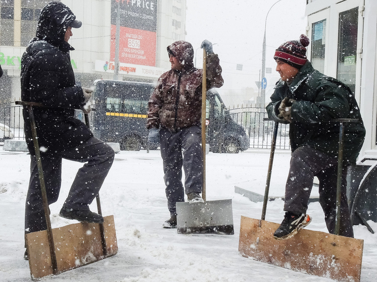 Снегоуборщики подняли цены на услуги из-за снегопадов: улицы убирать некому - МК