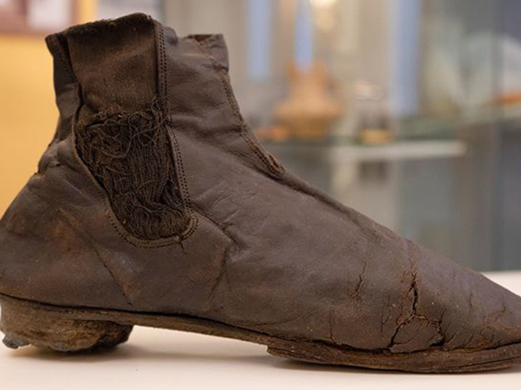 Реставраторы вдохнули новую жизнь в старинную обувь из заброшенного колодца - МК